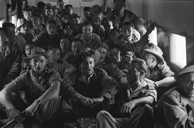 1952-les-soldats-de-linares-survolent-en-chantant-la-d-c-a-du-vietminh-dans-un-bristol-re-quisitionne-sur-l-ordre-du-mare-chal-de-lattre-de-hanoi-a-na-sam
