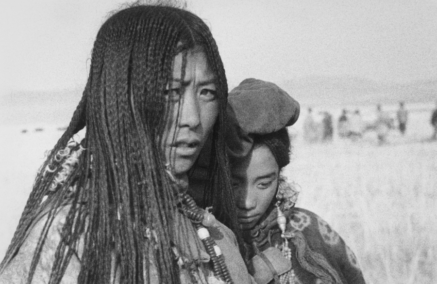 bergeres-tangoutes-au-108-tresses-1935-qinghai-republique-de-chine-c-succession-ella-maillart-et-photo-elysee-lausanne-scaled