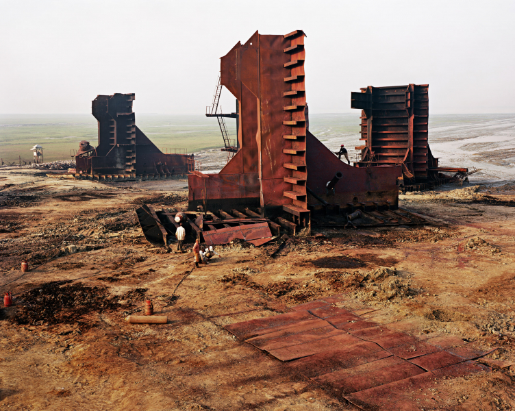 shipbreaking-27-with-cutter-chittagong-bangladesh-2001