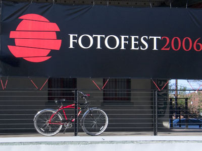 Photo Bruno Chalifour : Locaux de Fotofest à Vine Street (Houston, Texas) et logo de Fotofest 2006.