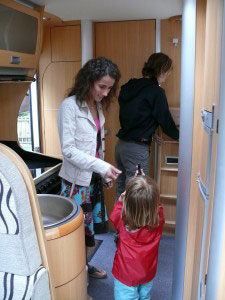 Visite du camping car avec Céline, la maîtresse de Tao. Visite Ecole