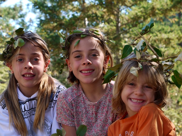 enfants-couronne-de-branches