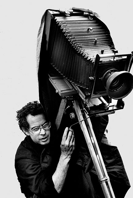 Michael Smith et une de ses chambres très grand format dans les années 1980. photographie