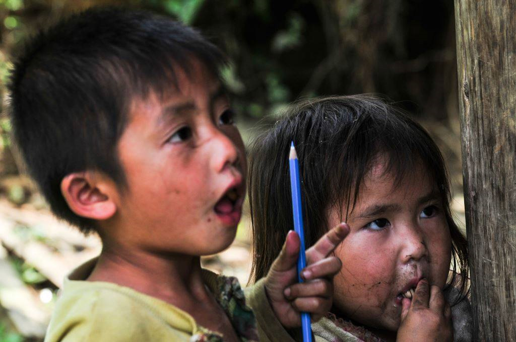 Enfants au crayon ©Christina Dacros Enfants au crayon ©Christina Dacros