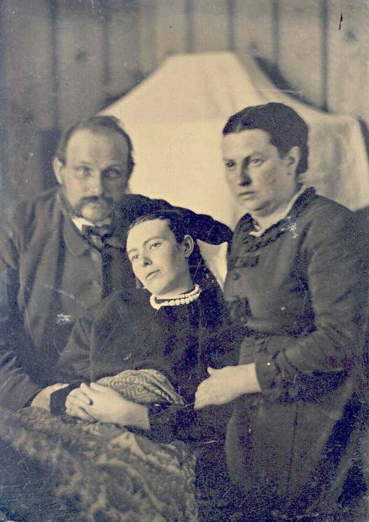 Domaine public : Portrait de parents et de leur fille décédée. Epoque victorienne.